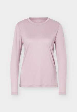 Jasnoróżowa koszulka z długim rękawem i okrągłym dekoltem, o gładkiej fakturze, przedstawiona na jednolitym białym tle.