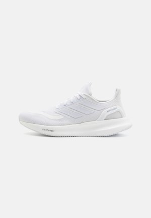 Chaussure de course athlétique blanche avec une tige en mesh, trois bandes sur le côté, semelle amortie portant les inscriptions "LIGHT BOOST" et soutien du talon "PUREBOOST".