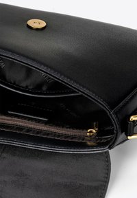 Borsa in pelle nera con chiusura a scatto dorata e interno testurizzato. Include una tasca con zip e più scomparti per l'organizzazione.