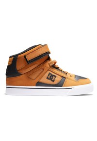 Vysoké skate topánky v oranžovej a čiernej farbe, vyrobené z kože a sieťoviny, s suchým zipsom, šnúrkovým zapínaním a štruktúrovanou gumovou podrážkou.
