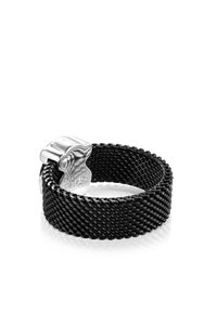Pulsera de metal tejida negra con un cierre de plata texturizada que presenta un logotipo. El diseño es elegante y tubular, ofreciendo una estética moderna.