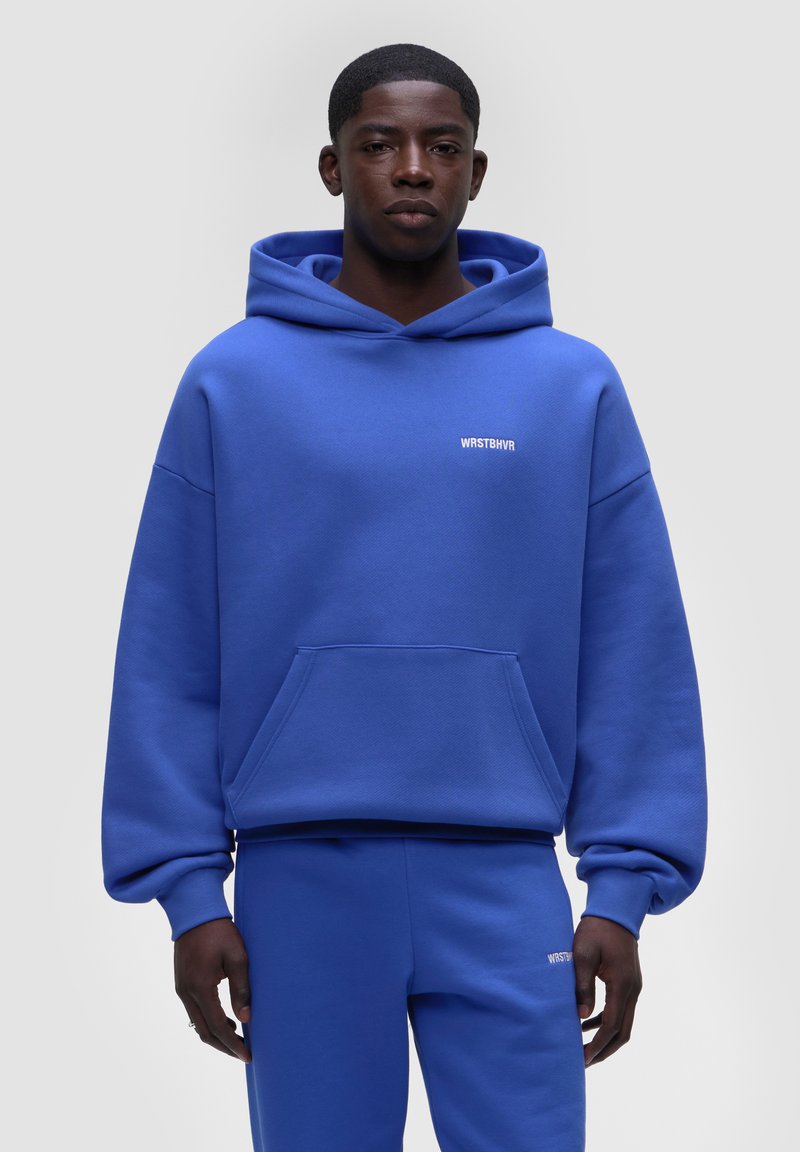 Felpa blu royal realizzata in tessuto morbido, con tasca frontale e cappuccio con cordino. Logo bianco esposto nell'area del petto.