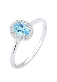 Sølvring med en oval lysblå ædelsten omgivet af en krans af små klare sten. Glat ring med en poleret finish.