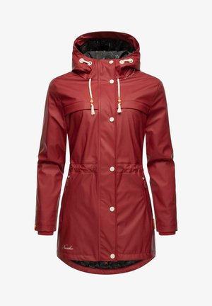 Veste imperméable rouge avec capuche, deux poches frontales, boutons blancs et cordons décoratifs. Présente une texture lisse et brillante ainsi qu'une taille cintrée.