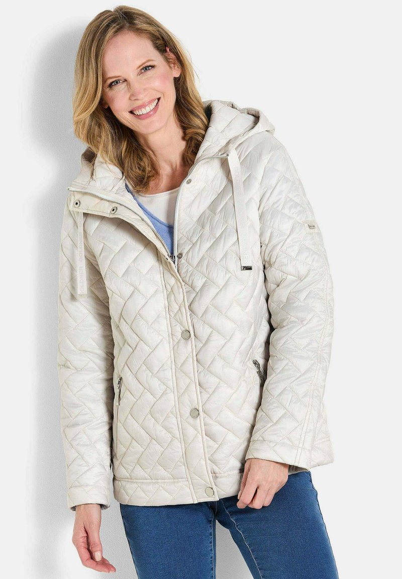 Gepolsterte weiße Jacke mit Kapuze, ausgestattet mit einem Reißverschluss vorne, Druckknöpfen und Seitentaschen. Der Stoff hat eine glatte Textur und einen leichten Glanz.