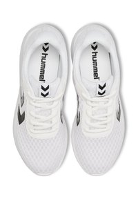 Scarpe da ginnastica bianche in mesh con accenti neri, dotate di punta arrotondata, collo imbottito e lacci piatti. Il logo appare sulla soletta.