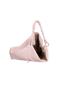 Roze schoudertas met een gestructureerde, gewatteerde bovenkant, een zachte body, gouden accenten en een gathered strap. Interieur zichtbaar met ritsdetail.