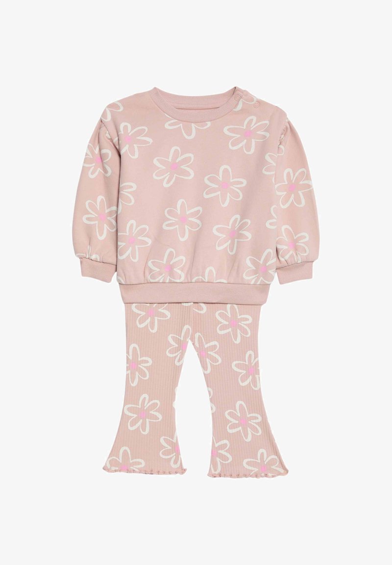Dwuczęściowy dziecięcy zestaw odzieżowy z różowym kwiatowym wzorem. Bluza ma elastyczne mankiety, a legginsy posiadają dzwonowe nogawki i prążkowaną fakturę.