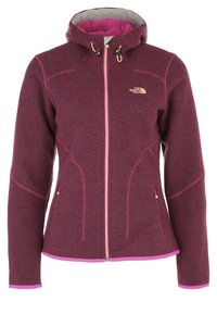 Polarowa kurtka w głębokim burgundzie z kapturem, różowym zamkiem błyskawicznym i akcentami wykończeniowymi. Posiada boczne kieszenie i teksturowane wykończenie.