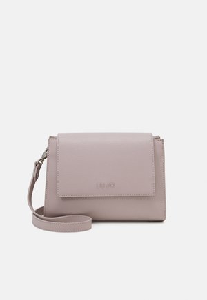 Bolso bandolera rectangular de color rosa claro con solapa frontal, correa ajustable y sutil logotipo en relieve de Liu Jo en la solapa.