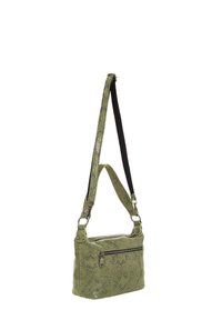 Borsa a tracolla verde con una finitura testurizzata e design a rete, tracolla regolabile, accessori in argento e una tasca frontale con zip. Forma rettangolare compatta.