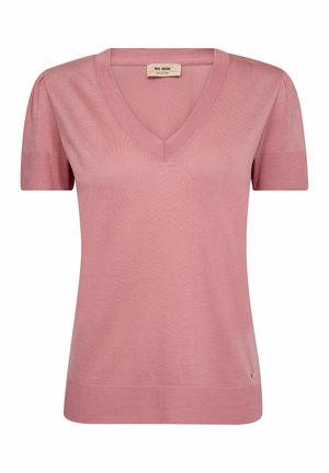 Roze gebreide top met korte mouwen en V-hals, voorzien van geribbelde manchetten en zoom, en een klein rond metalen logo vlakbij de onderrand.