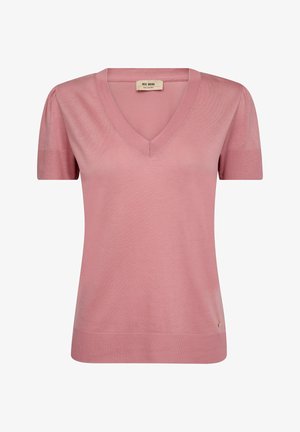 Roze gebreide top met korte mouwen en V-hals, voorzien van geribbelde manchetten en zoom, en een klein rond metalen logo vlakbij de onderrand.