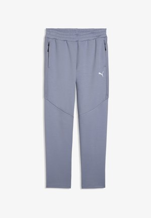 Pantalones deportivos azul claro con cintura elástica, bolsillos laterales con cremallera, paneles laterales de malla y un logo blanco de Puma en el muslo derecho.