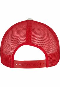 Červená sieťová trucker šiltovka so sólne červeným tkaným pásikom a nastaviteľným plastovým zapínaním vzadu. Na vrchu má biely gombík.