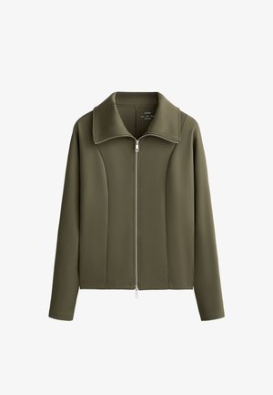 Veste vert olive en tissu lisse, dotée d'un col haut et d'une fermeture éclair intégrale à l'avant. Elle a une coupe ajustée avec des coutures minimales.