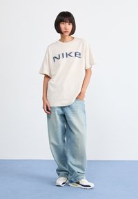 Nike Sportswear PHOENIX TEE - Camiseta estampada - orewood