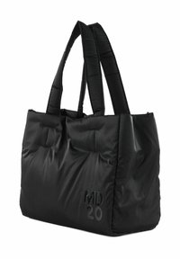 Sac cabas noir matelassé avec texture rembourrée, double poignées courtes, détail embossé "MD 20" et forme rectangulaire. Matière en nylon lisse.