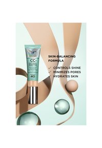 Putki IT Cosmetics CC+ Natural Matte -täyspeitevoidetta SPF 40:llä, ja teksti, joka korostaa ihon tasapainottavia ominaisuuksia ja kosteutusta.