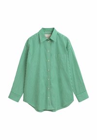 Camicia a maniche lunghe a righe verdi e bianche con colletto button-down, dotata di taschino frontale e polsini a righe a contrasto.