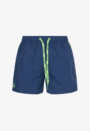 Costume da bagno blu navy con coulisse verde neon stampate "SUNDEK" e rifiniture verdi neon abbinate sulle tasche e il logo sulla gamba sinistra.