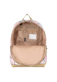Roze kinderrugzak met kattenpatronen. Binnenin heeft het een beige voering, een ritszak en naam/adres etiketten. Zachte textuur.