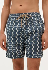 Shorts de bain à motif bleu avec un design abstrait cr�ème, une taille élastique avec cordon de serrage, et une texture de tissu léger.