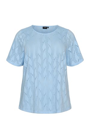Jasnoniebieska bluzka z krótkim rękawem, okrągłym dekoltem i falistym, perforowanym wzorem na całym materiale.
