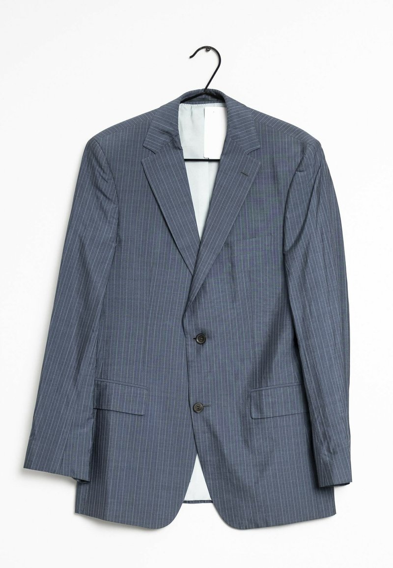 Dunkelgrauer Anzugjackett mit Nadelstreifen, zwei Knöpfen, Revers und zwei vorderen Taschen. Hängt an einem schwarzen Haken vor einem weißen Hintergrund.