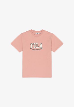 Pink kortærmet T-shirt med rund hals og "FILA" i store hvide bogstaver samt teksten "ESTABLISHED 1911" under, placeret midt på forsiden.