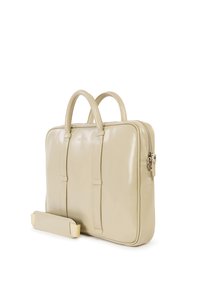 Borsa per laptop in pelle beige con due manici, chiusura con zip e tracolla removibile, caratterizzata da un design minimalista e texture liscia.