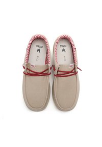 Scarpe in tela beige con accenti rossi, caratterizzate da una fodera a motivo zigzag e una soletta imbottita. Comprendono lacci rossi e una suola in gomma.