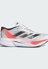 Zapatilla de correr blanca con parte superior de malla, acentos negros y una franja rosa. Presenta una suela intermedia ligera etiquetada como "LIGHTSTRIKE PRO."