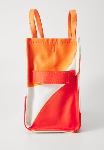 Farverig taske lavet af glat stof, med orange og hvide geometriske mønstre, to håndtag i toppen og en frontlomme med velcro.
