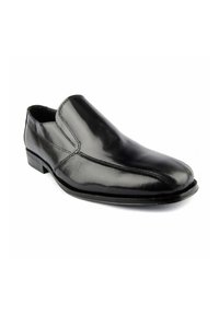 Zapato negro de cuero sin cordones con una punta suave y redondeada y una superficie lisa. Presenta costuras mínimas y un tacón bajo para un diseño sobrio.