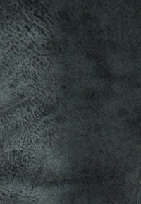 Mörkgrå konstläder med en texturerad yta som har subtila mönster, hållbar och slät yta, lämplig för möbelklädsel eller modeapplikationer.