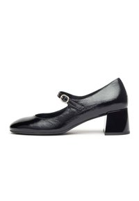 Schwarze patentierte Mary Jane-Schuhe mit runder Zehenpartie, ausgestattet mit einem Riemen mit Schnalle und einem Blockabsatz. Glatte Textur und minimalistisches Design.
