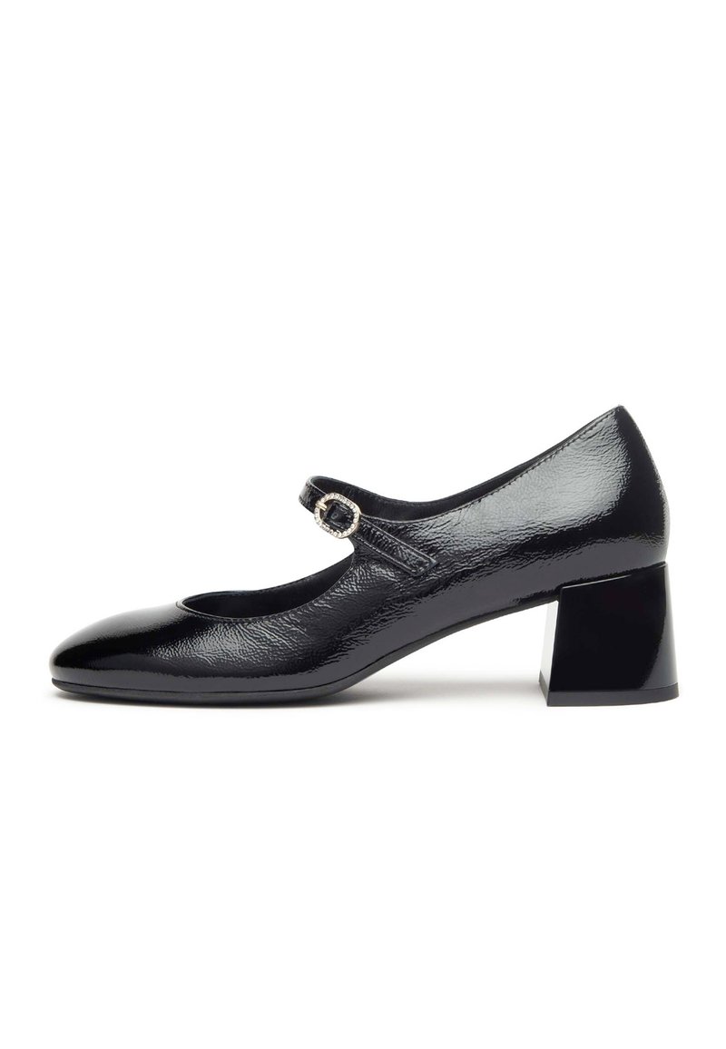 Schwarze patentierte Mary Jane-Schuhe mit runder Zehenpartie, ausgestattet mit einem Riemen mit Schnalle und einem Blockabsatz. Glatte Textur und minimalistisches Design.