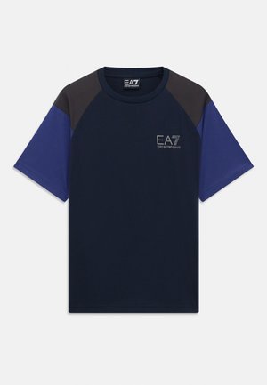 Ναυτικό μπλε μπλουζάκι με μαύρα πανελ στους ώμους και μπλε μανίκια, με το λογότυπο EA7 Emporio Armani στο αριστερό στήθος.