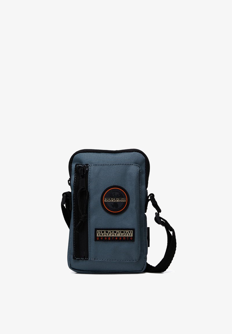 Borsa crossbody in tessuto blu con zip, tracolla regolabile, patch circolare del logo e etichetta rettangolare del brand sul davanti. Esterno texture.