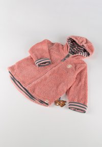Giacca in pile rosa con cappuccio, fodera interna a righe e dettagli ai polsini. Presenta un logo rotondo e un ciondolo decorativo a forma di animale.
