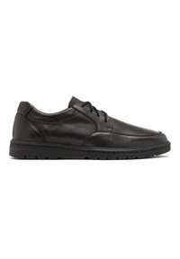 Sneaker in pelle nera con punta rotonda, texture liscia e design con lacci. Presenta una suola in gomma flessibile e dettagli di cucitura minimi.