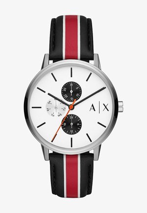 Rund armbandsur med en vit urtavla, svarta sub-dialer, silverfärgad klockkropp, orange sekundvisare och ett svart läderarmband med röda och vita ränder.