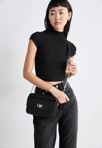 CAMERA BAG - Taška cez plece - classic mono black