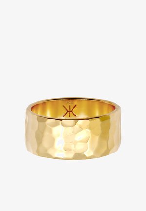 Goldene, mit einem gehämmerten Muster versehene Ring mit breitem Band und glattem Innenbereich. Mit "925" für Silberreinheit und Designdetails gekennzeichnet.