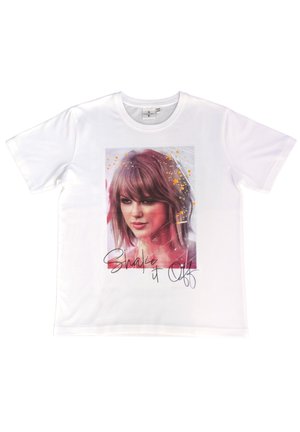 Weißes T-Shirt mit einer Grafik einer Frau mit kurzen Haaren, umgeben von orangefarbenen Spritzern, und dem Text "Shake it Off" in kursiver Schrift darunter.