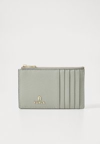 Furla Kartenhalter aus hellgrau strukturiertem Leder, mit einem Reißverschlussfach und vier Kartenfächern, verziert mit einem goldfarbenen Logo-Detail auf der Vorderseite.