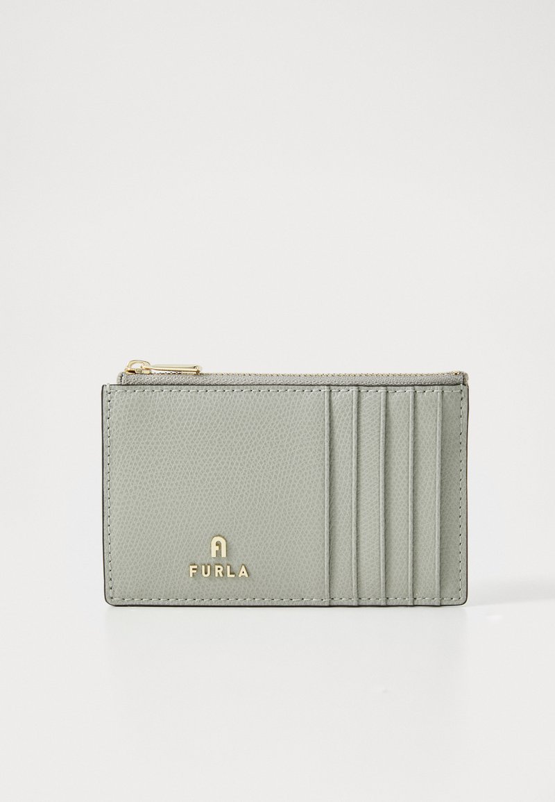 Porta carte Furla in pelle testurizzata grigia chiara, con tasca con zip e quattro slot per carte, con dettaglio del logo in tono oro sulla parte anteriore.