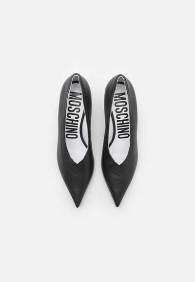 Cizme negre cu vârf ascuțit din piele, cu un design elegant, având lateralele decupate și brandul alb "Moschino" pe tălpile interioare.