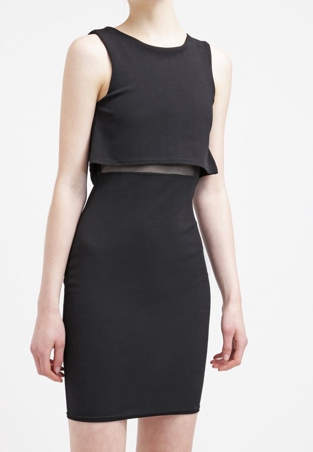 Vestido negro ajustado con una parte superior corta y una textura suave. El vestido tiene un diseño sin mangas y una silueta ceñida al cuerpo.
